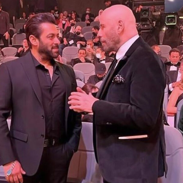 John Travolta Speaking to Salman Khan at the awards