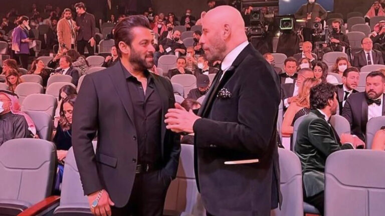 John Travolta Speaking to Salman Khan at the awards